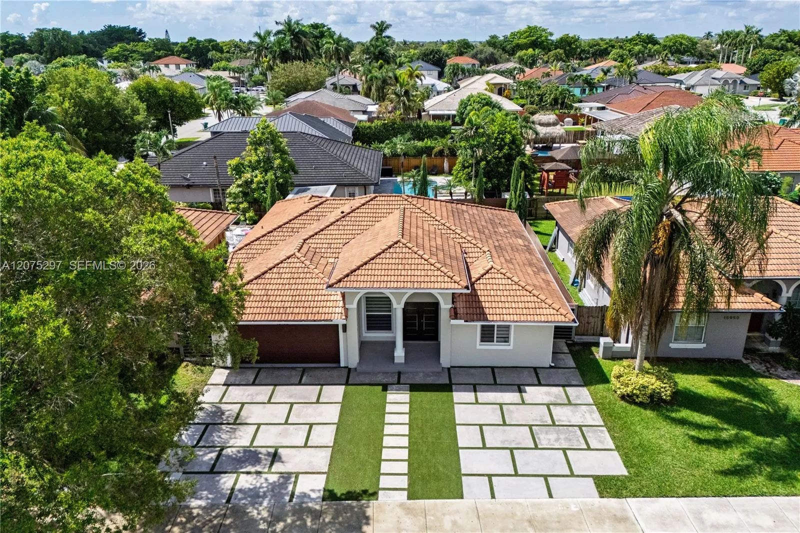 Foto de propiedad en 15932 SW 101st Terrace 15932, Miami, FL 33196 Miami con MLS# 