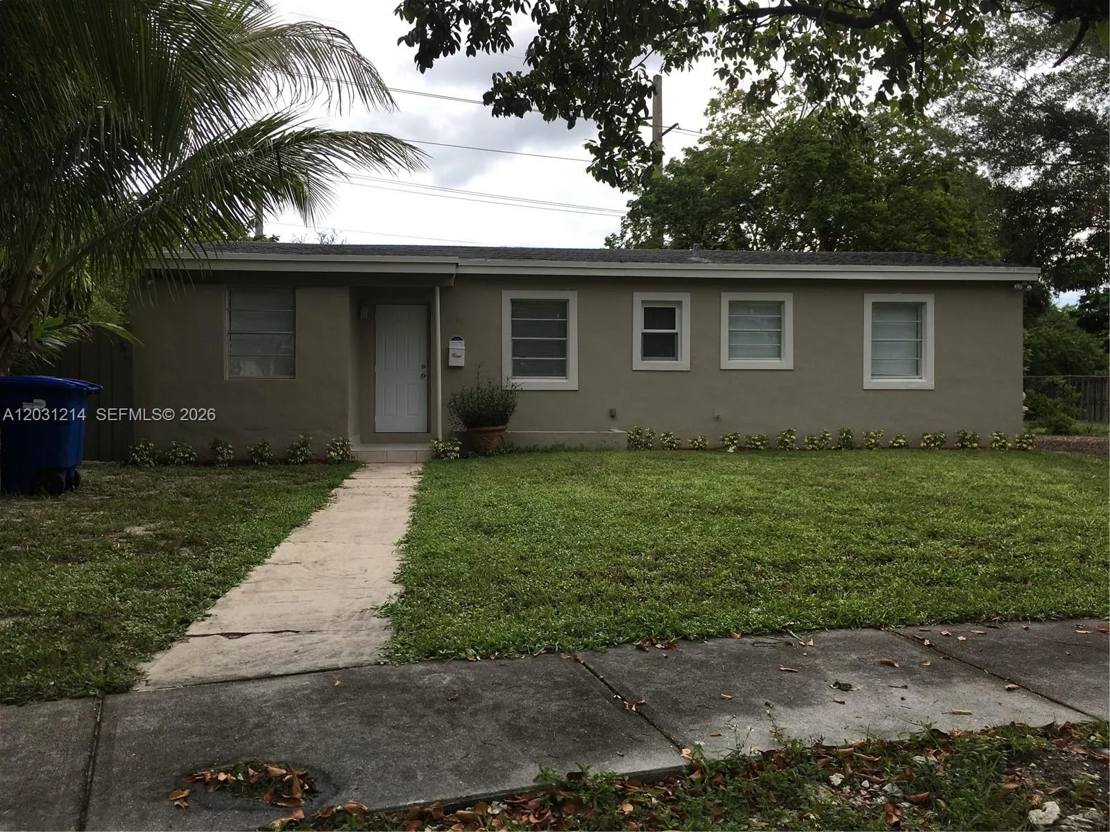 Foto de propiedad en 1594 NE 155th Terrace, North Miami Beach, FL 33162 North Miami Beach con MLS# 