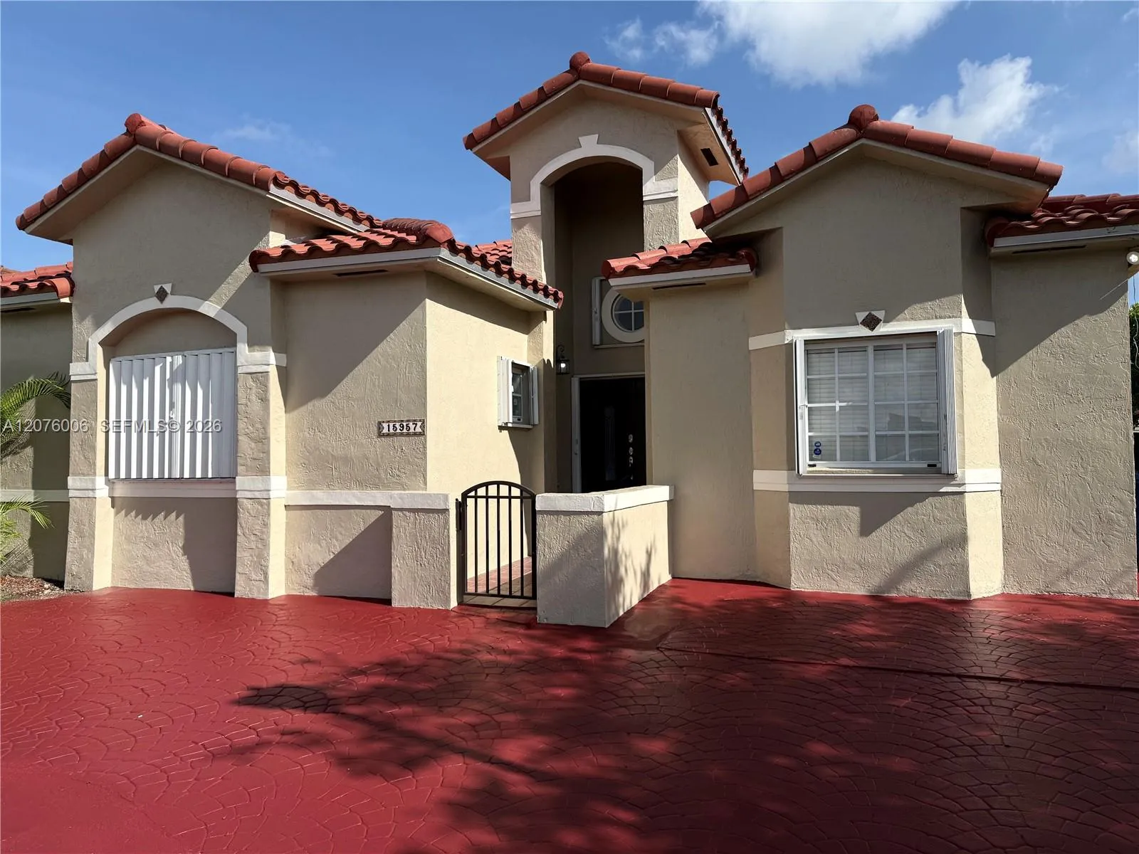 Foto de propiedad en 15957 SW 54th Terrace, Miami, FL 33185 Miami con MLS# 