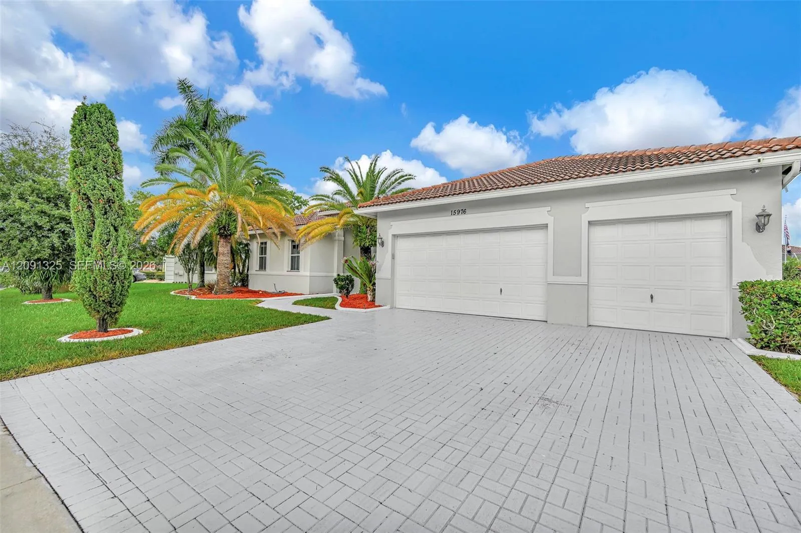 Foto de propiedad en 15976 SW 4th Street, Pembroke Pines, FL 33027 Pembroke Pines con MLS# 