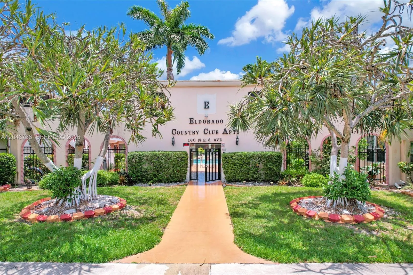 Foto de propiedad en 160 NE 8th Avenue 27A, Hallandale Beach, FL 33009 Hallandale Beach con MLS# 