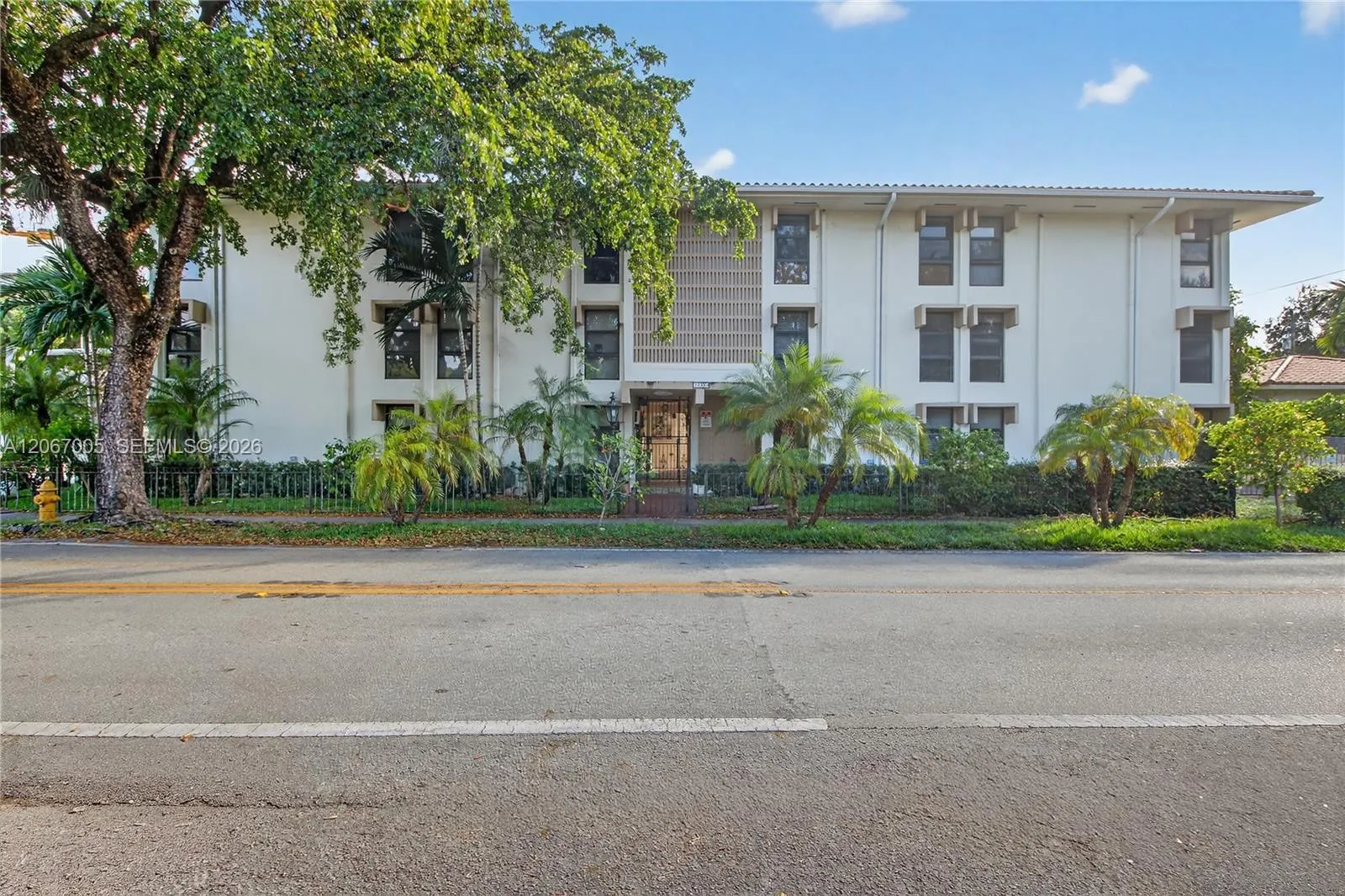 Foto de propiedad en 1600 S Le Jeune Road 14, Coral Gables, FL 33134 Coral Gables con MLS# 