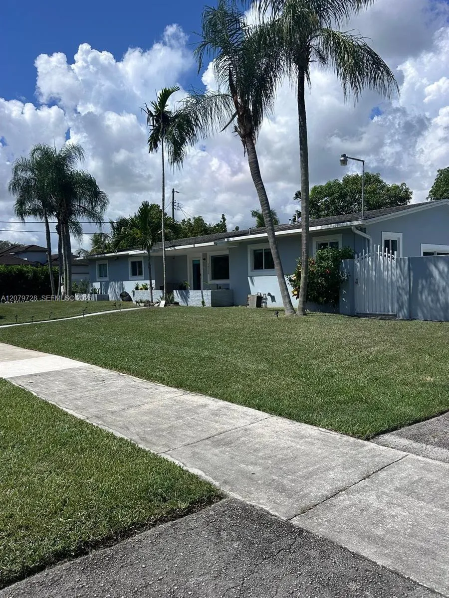 Foto de propiedad en 16000 N Miami Avenue, Miami, FL 33169 Miami con MLS# 