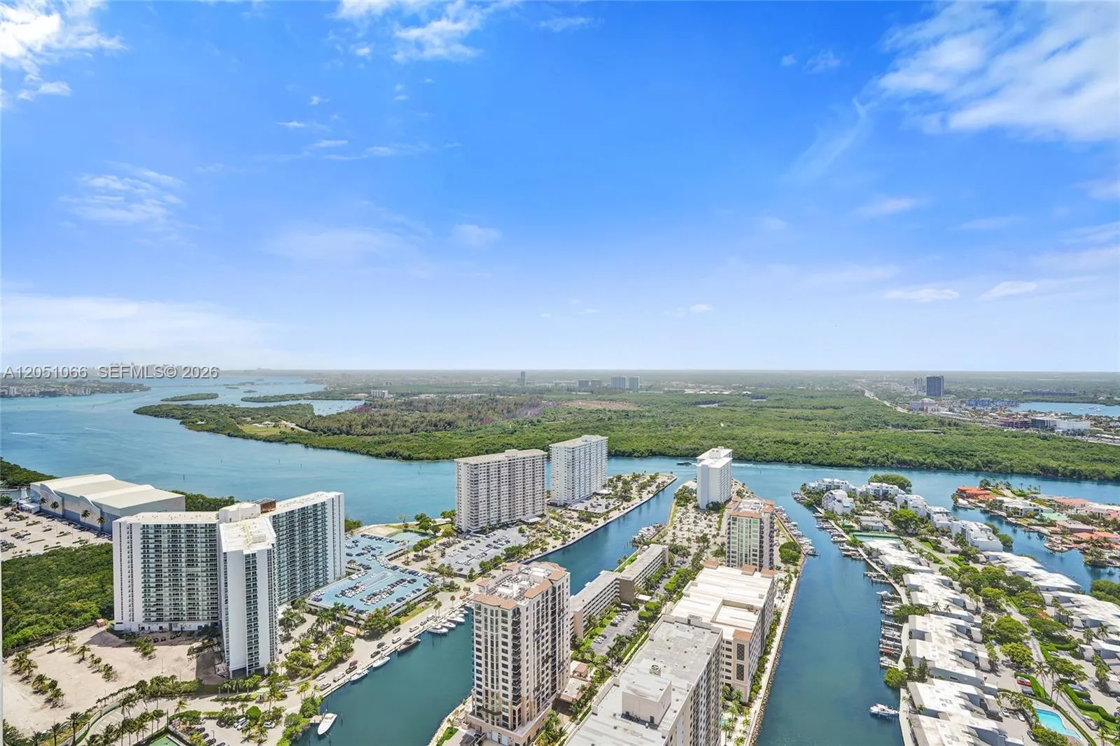 Foto de propiedad en 16001 Collins Avenue 4305, Sunny Isles Beach, FL 33160 Sunny Isles Beach con MLS# 