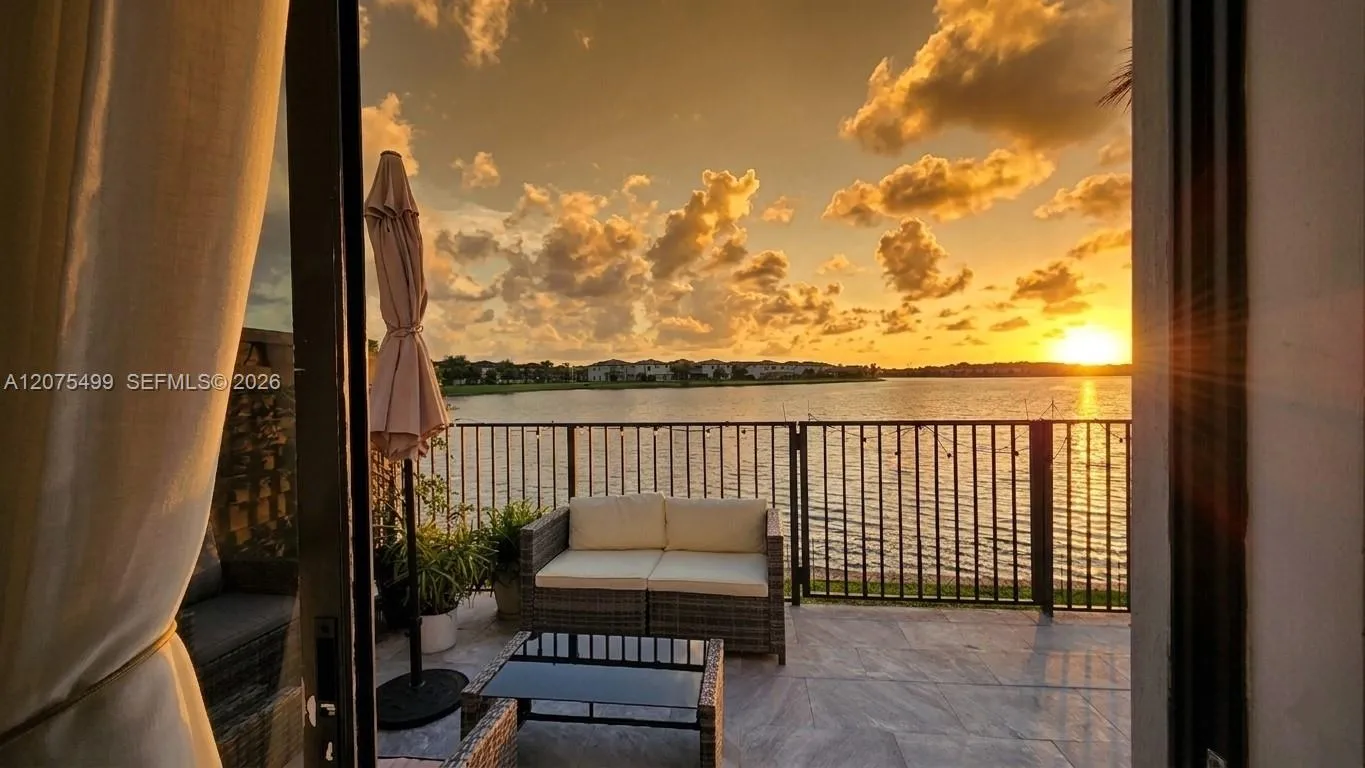 Foto de propiedad en 16017 NW 91st Court, Miami Lakes, FL 33018 Miami Lakes con MLS# 