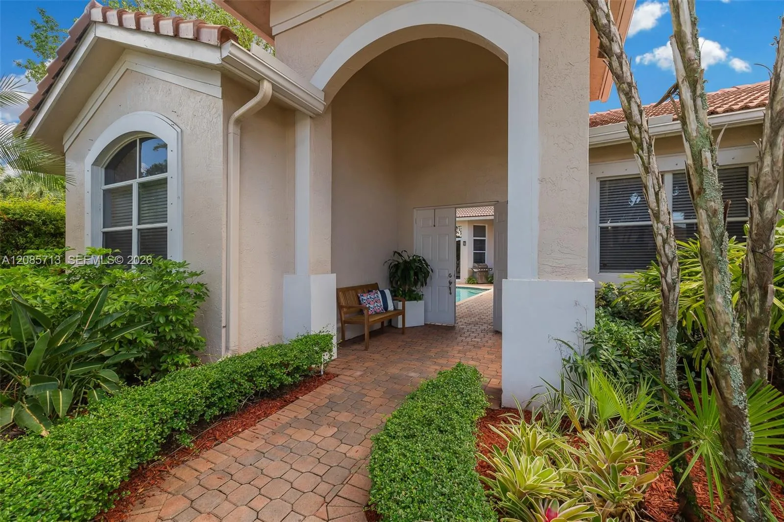 Foto de propiedad en 1604 Victoria Pointe Lane, Weston, FL 33327 Weston con MLS# 