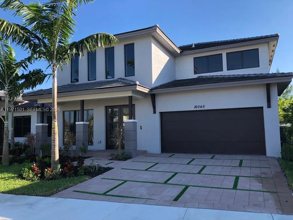 Foto de propiedad en 16045 NW 87th Court, Miami Lakes, FL 33018 Miami Lakes con MLS# 