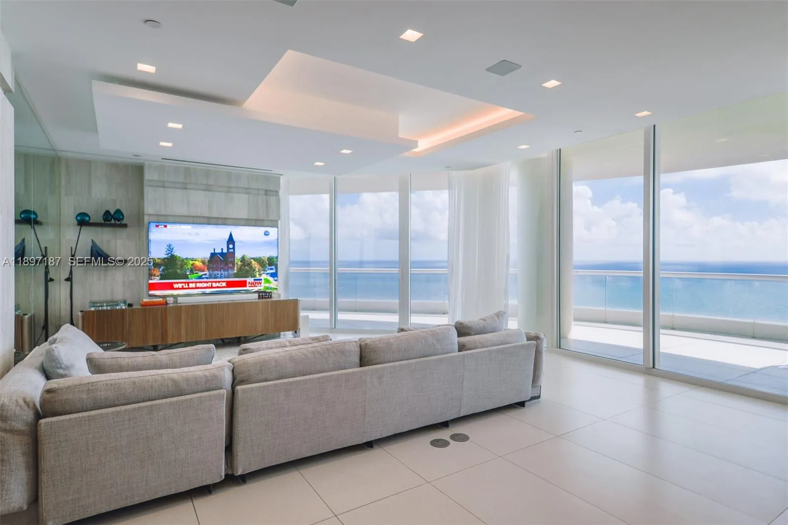 Foto de propiedad en 16047 Collins Avenue 3204, Sunny Isles Beach, FL 33160 Sunny Isles Beach con MLS# 