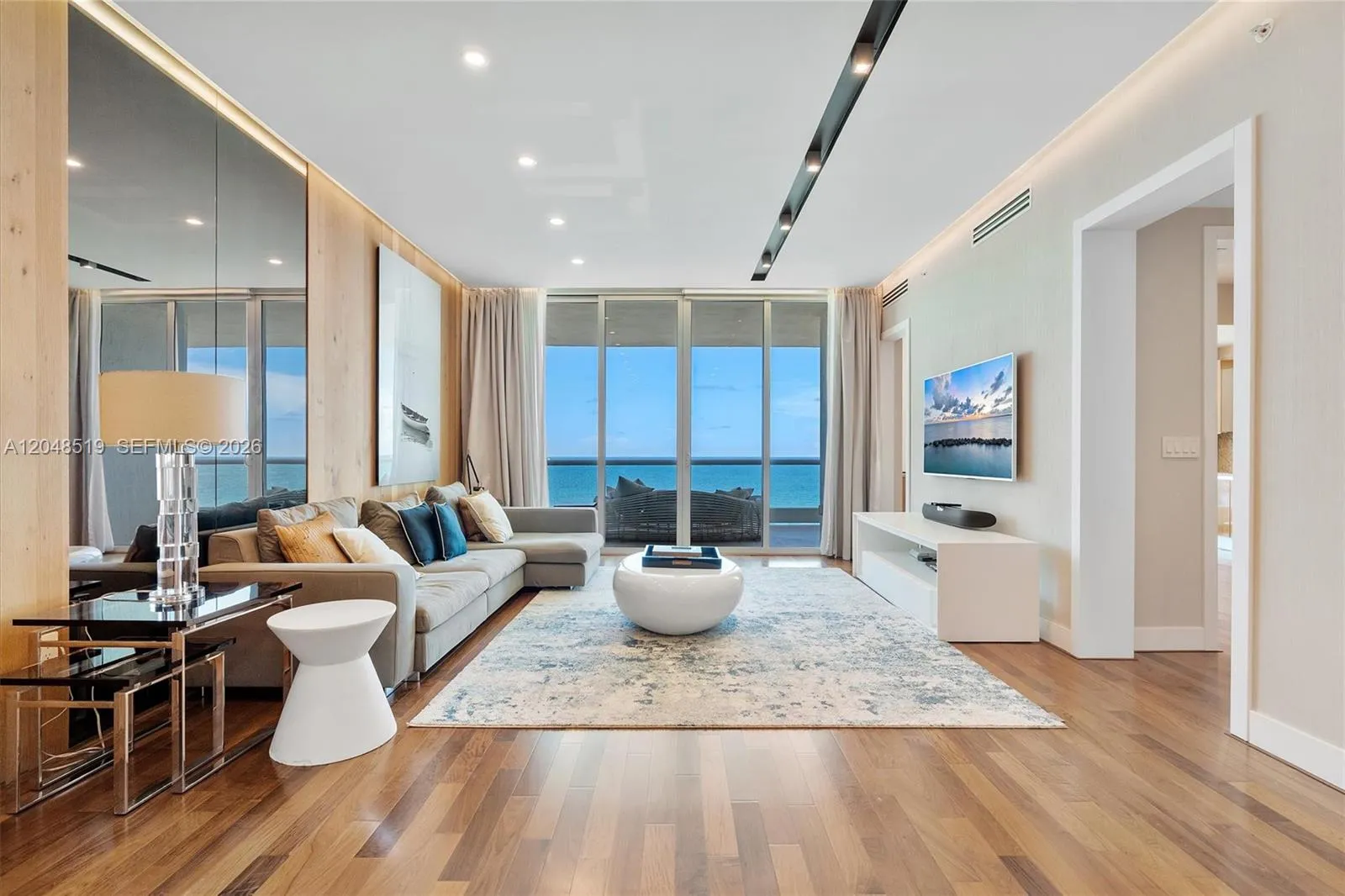 Foto de propiedad en 16051 Collins Avenue 1102, Sunny Isles Beach, FL 33160 Sunny Isles Beach con MLS# 