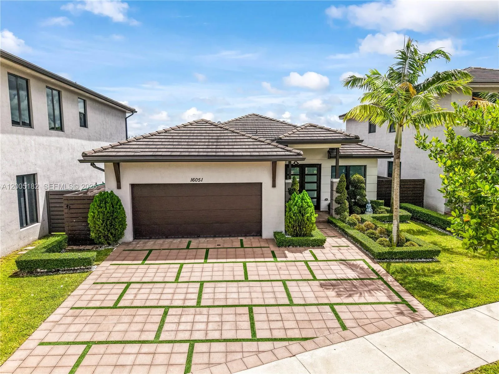 Foto de propiedad en 16051 NW 87th Court, Miami Lakes, FL 33018 Miami Lakes con MLS# 