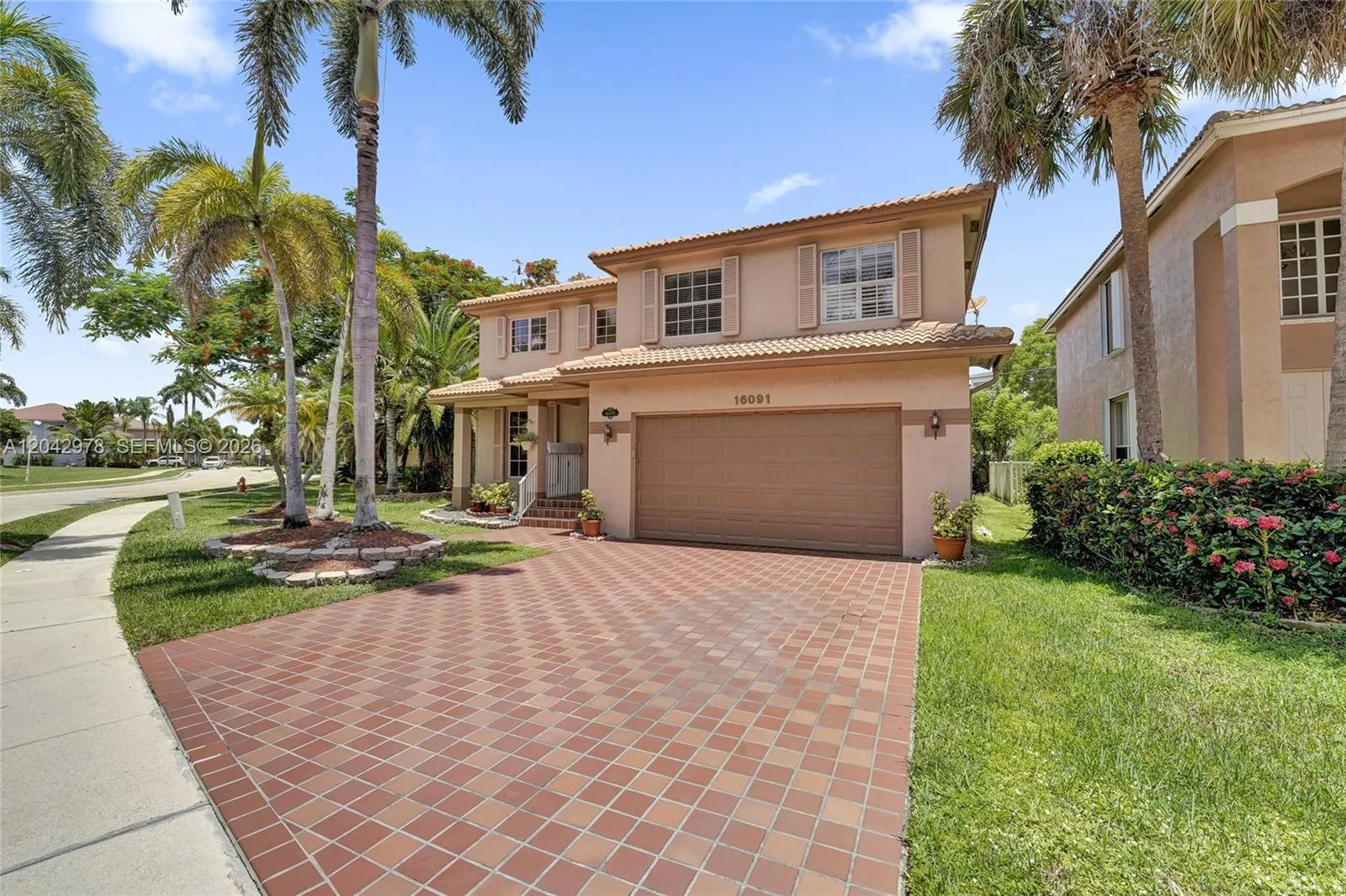 Foto de propiedad en 16091 La Costa Drive, Weston, FL 33326 Weston con MLS# 