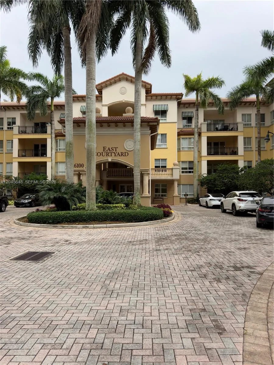 Foto de propiedad en 16100 Emerald Estates Drive 281, Weston, FL 33331 Weston con MLS# 