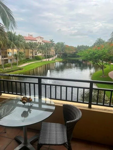 Foto de propiedad en 16102 Emerald Estates Drive 235, Weston, FL 33331 Weston con MLS# 