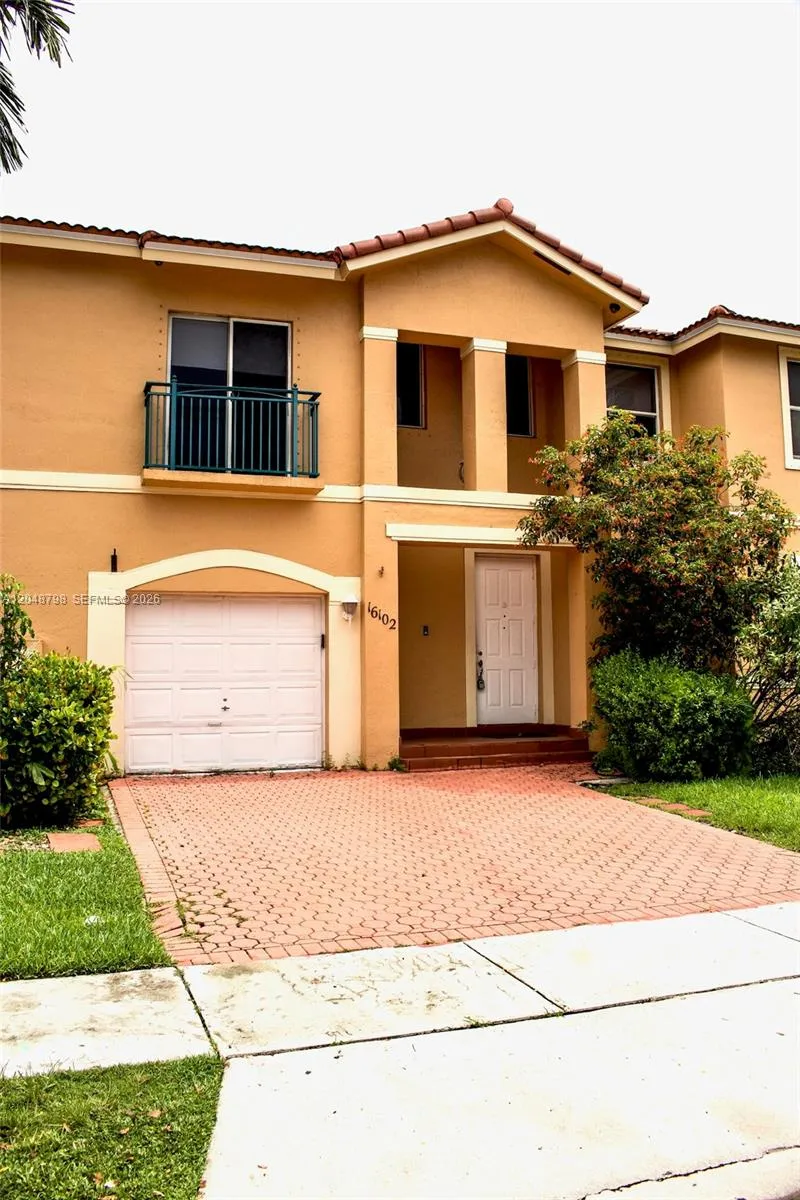 Foto de propiedad en 16102 NW 22nd Street, Pembroke Pines, FL 33028 Pembroke Pines con MLS# 