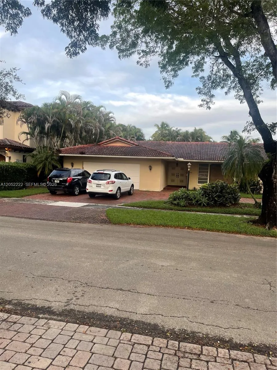 Foto de propiedad en 16120 E Troon Circle, Miami Lakes, FL 33014 Miami Lakes con MLS# 