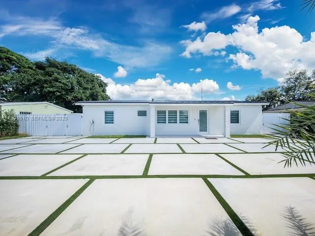Foto de propiedad en 16125 NW 28th Place, Miami Gardens, FL 33054 Miami Gardens con MLS# 