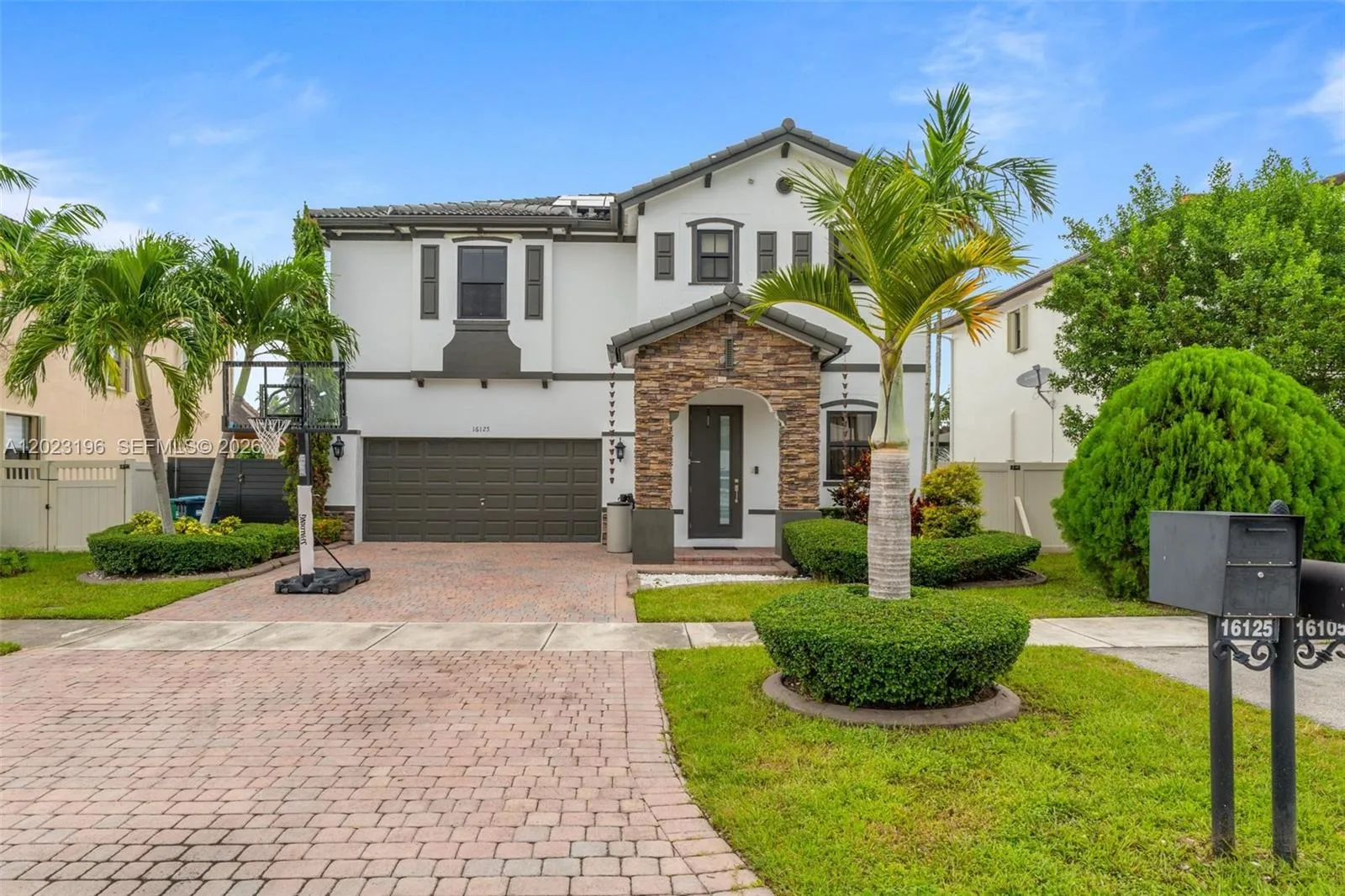 Foto de propiedad en 16125 SW 65th Lane, Miami, FL 33193 Miami con MLS# 