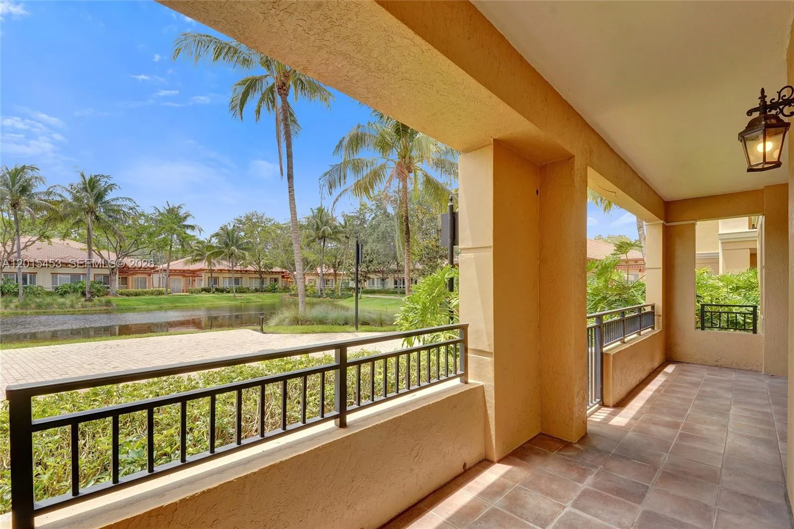 Foto de propiedad en 16135 Emerald Estates Drive 166, Weston, FL 33331 Weston con MLS# 
