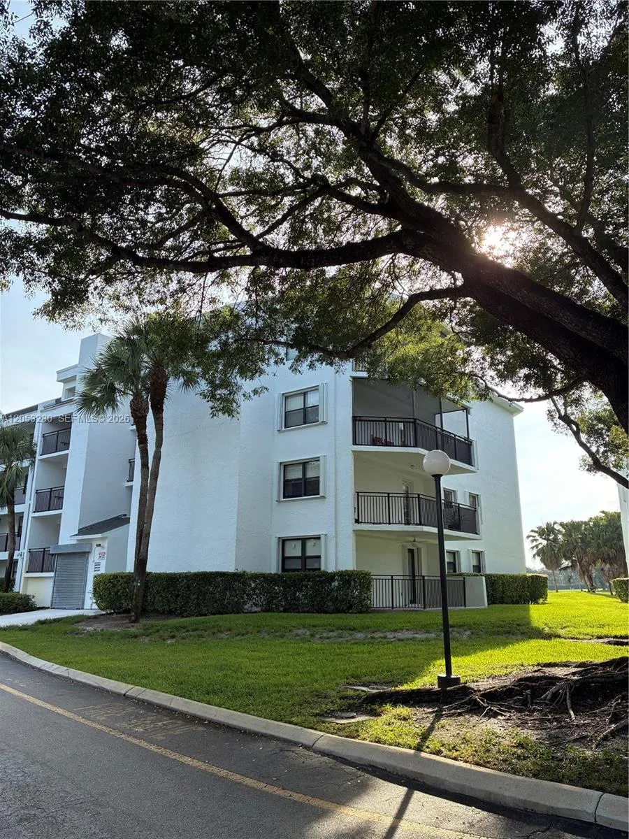 Foto de propiedad en 16141 Blatt Boulevard 113, Weston, FL 33326 Weston con MLS# 
