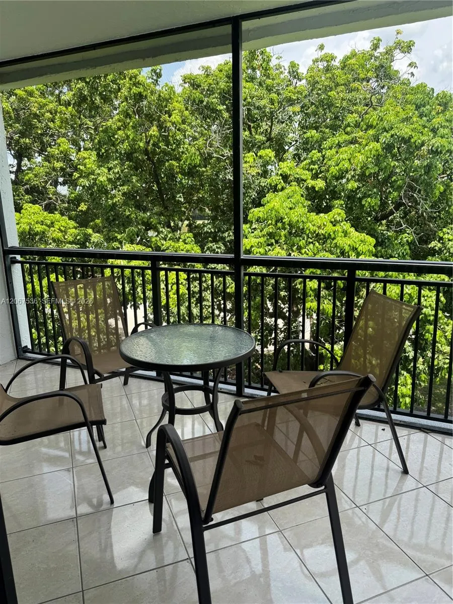 Foto de propiedad en 16141 Blatt Boulevard 408, Weston, FL 33326 Weston con MLS# 