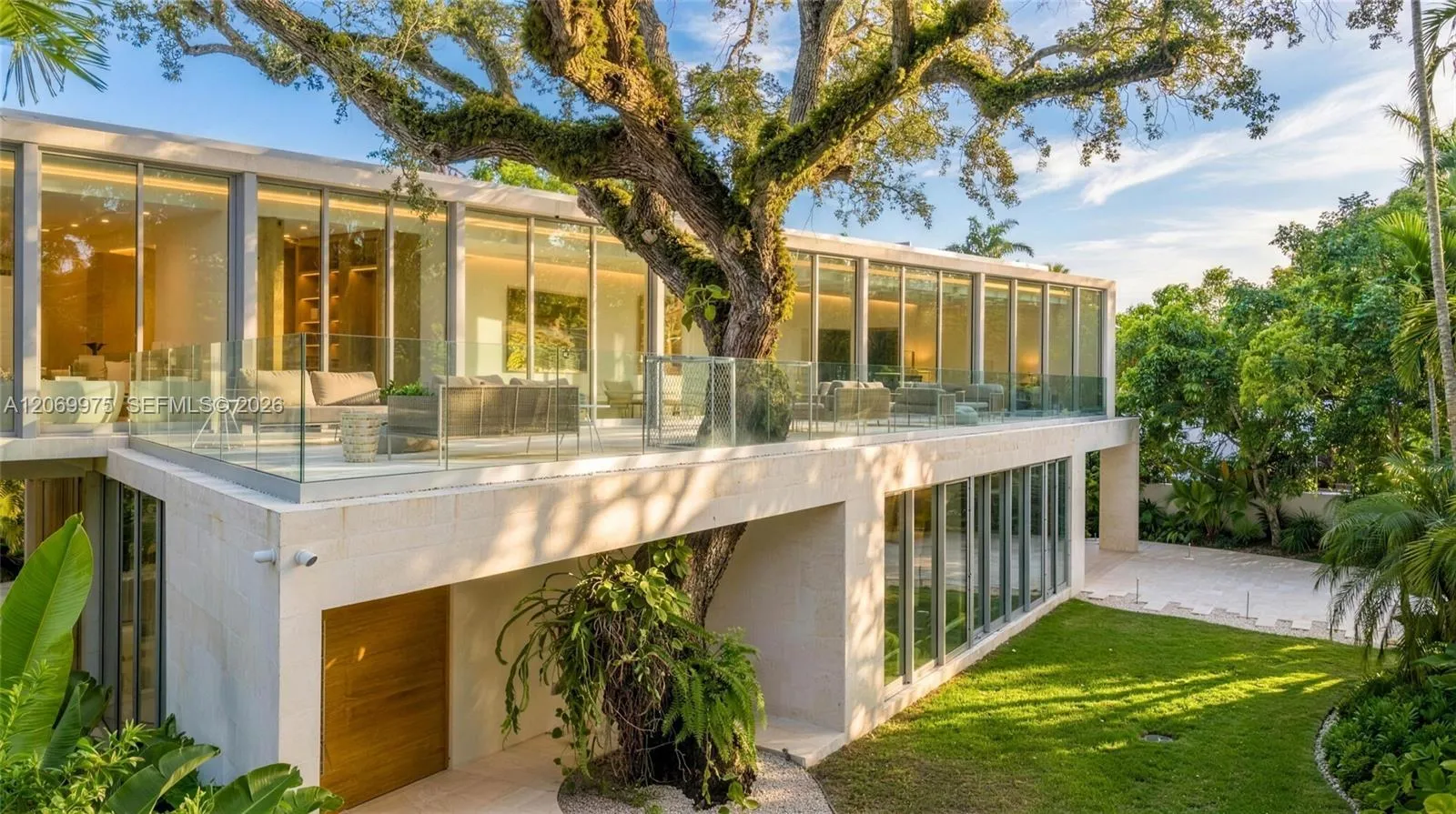 Foto de propiedad en 1616 Onaway Drive, Miami, FL 33133 Miami con MLS# 