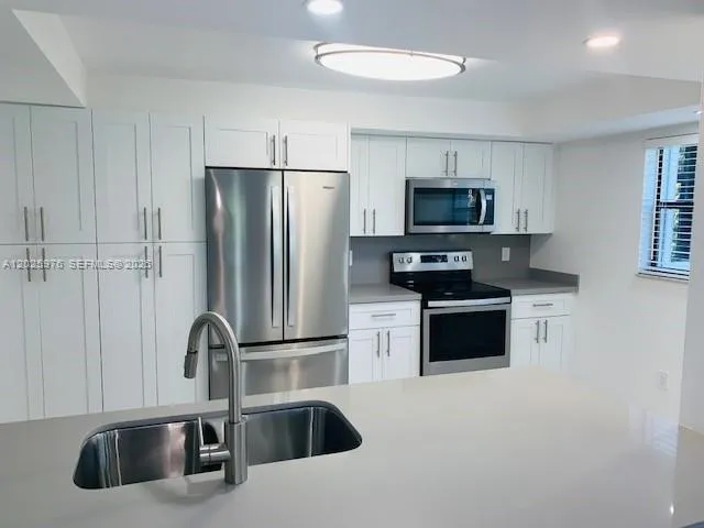 Foto de propiedad en 16171 Blatt Boulevard 101, Weston, FL 33326 Weston con MLS# 