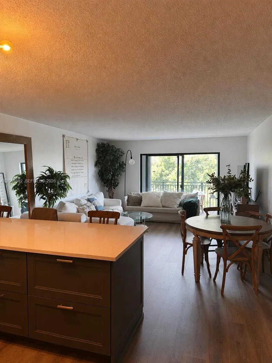 Foto de propiedad en 16171 Blatt Boulevard 412, Weston, FL 33326 Weston con MLS# 