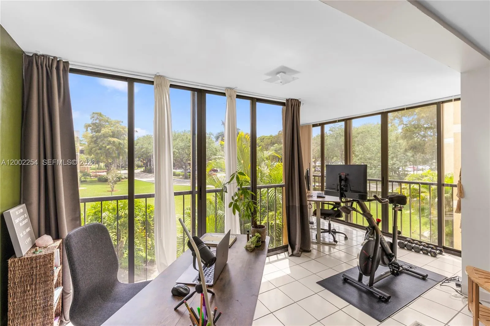 Foto de propiedad en 16175 Golf Club Road 212, Weston, FL 33326 Weston con MLS# 