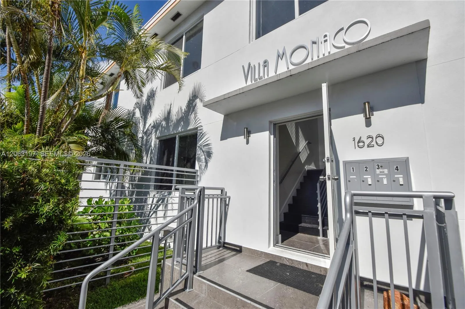 Foto de propiedad en 1620 Bay Road, Miami Beach, FL 33139 Miami Beach con MLS# 