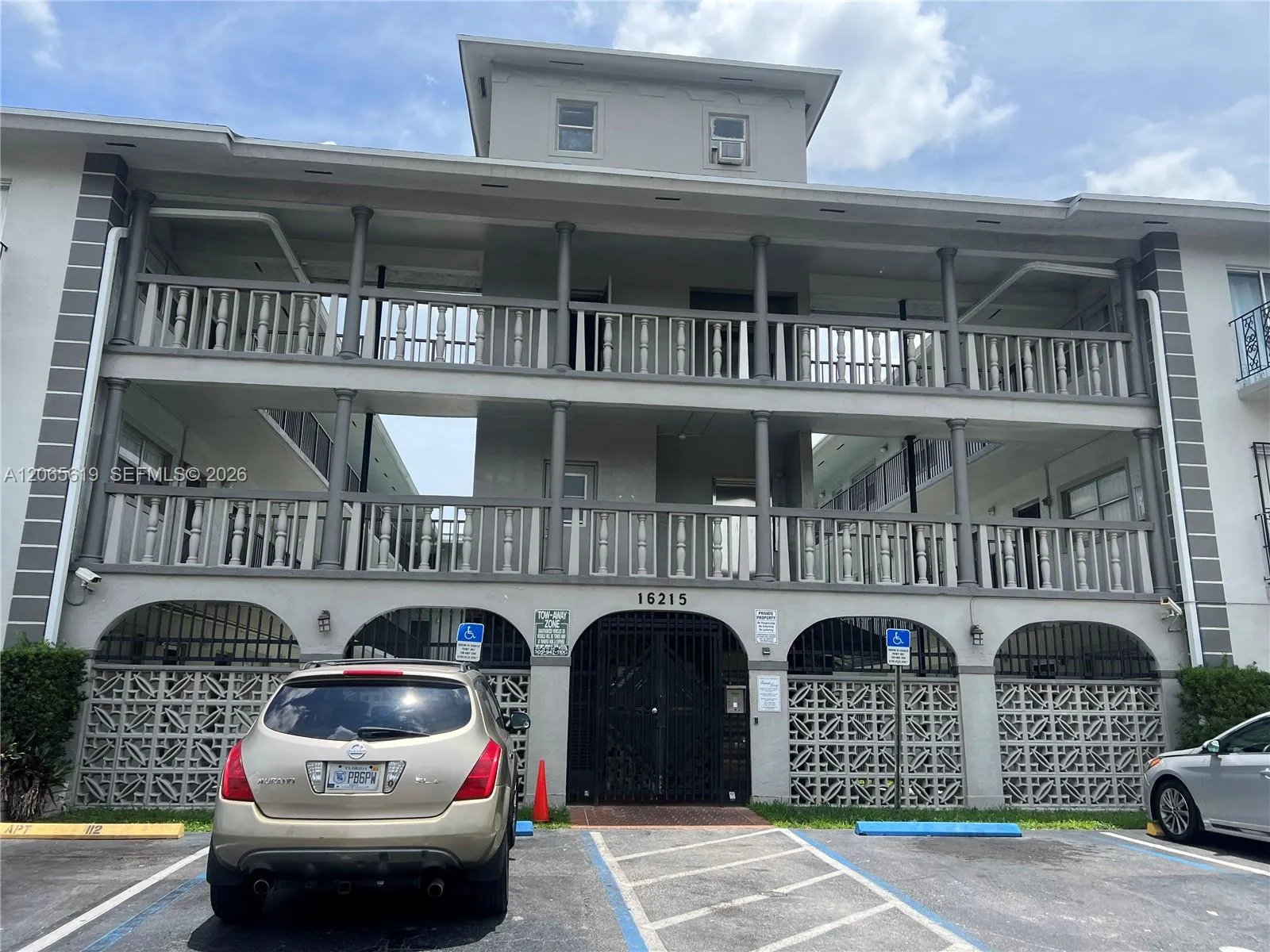 Foto de propiedad en 16215 NE 18th Court 111, North Miami Beach, FL 33162 North Miami Beach con MLS# 