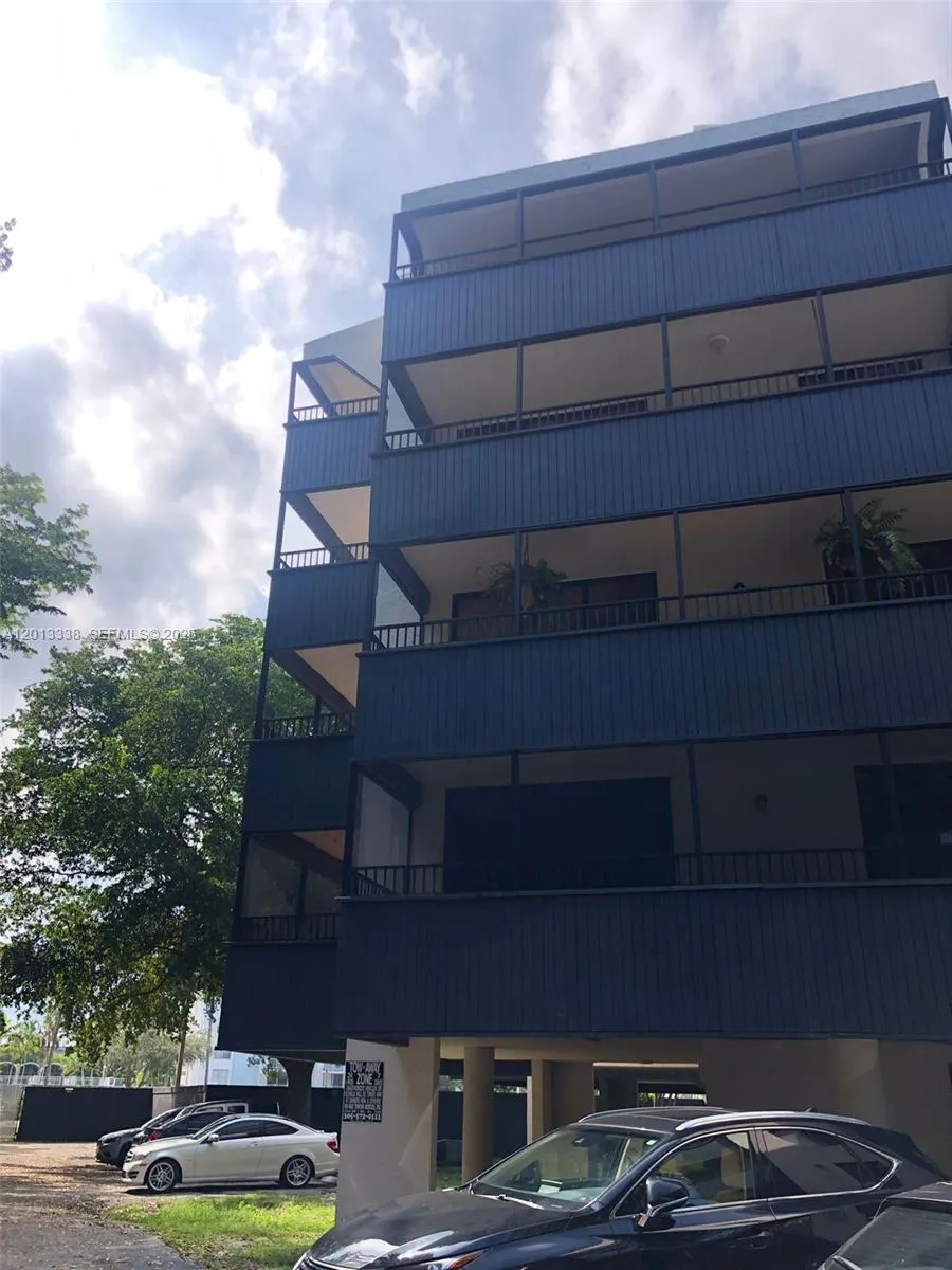 Foto de propiedad en 16220 NW 2nd Avenue 410, Miami, FL 33169 Miami con MLS# 