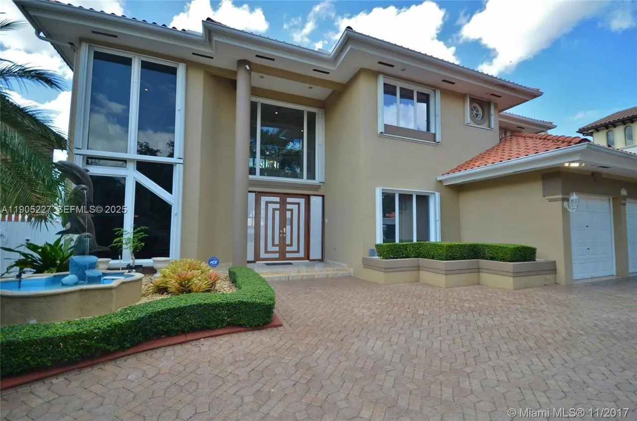 Foto de propiedad en 16232 NW 79th Avenue, Miami Lakes, FL 33016 Miami Lakes con MLS# 