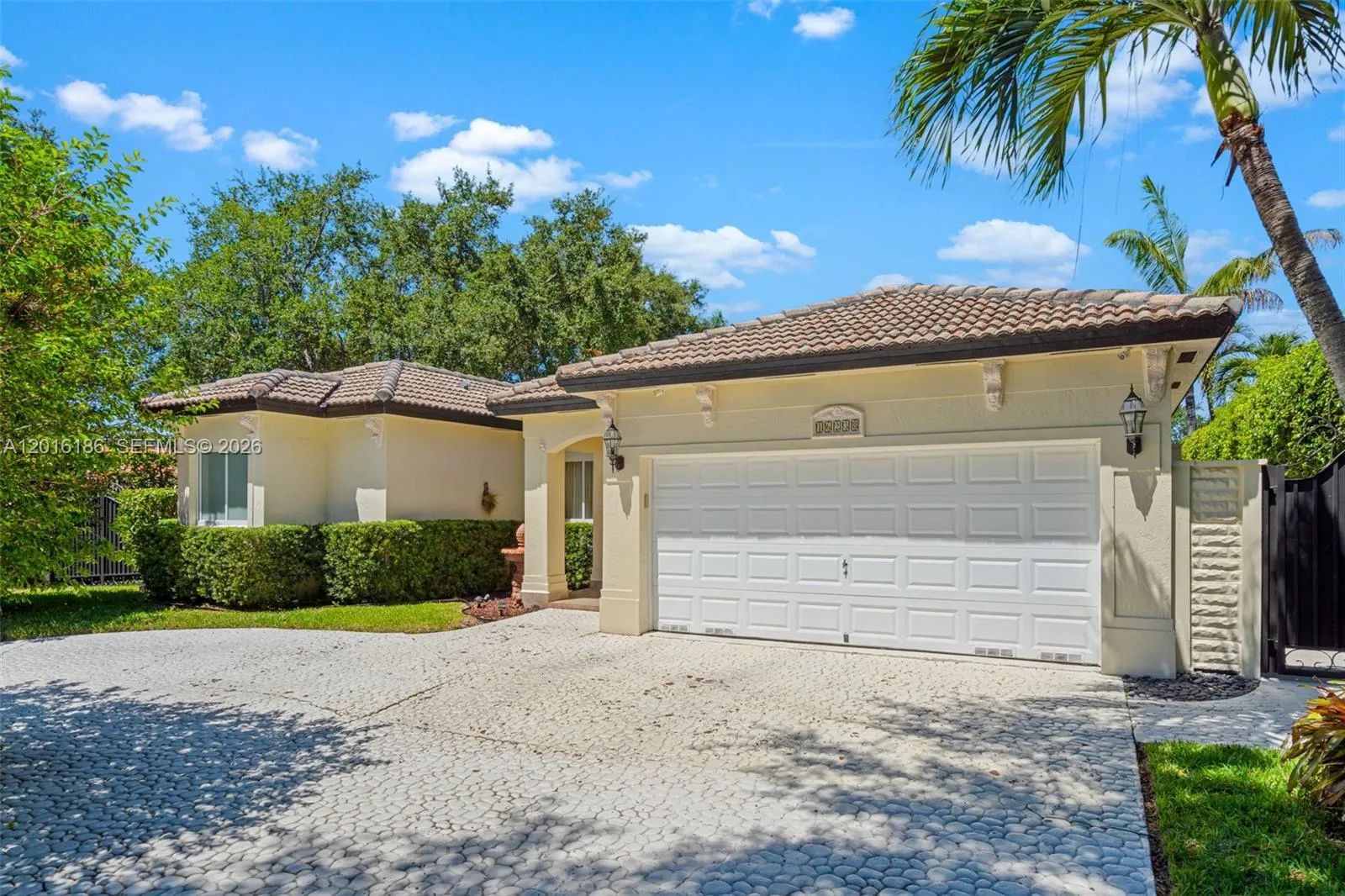 Foto de propiedad en 16238 NW 91st Avenue, Miami Lakes, FL 33018 Miami Lakes con MLS# 