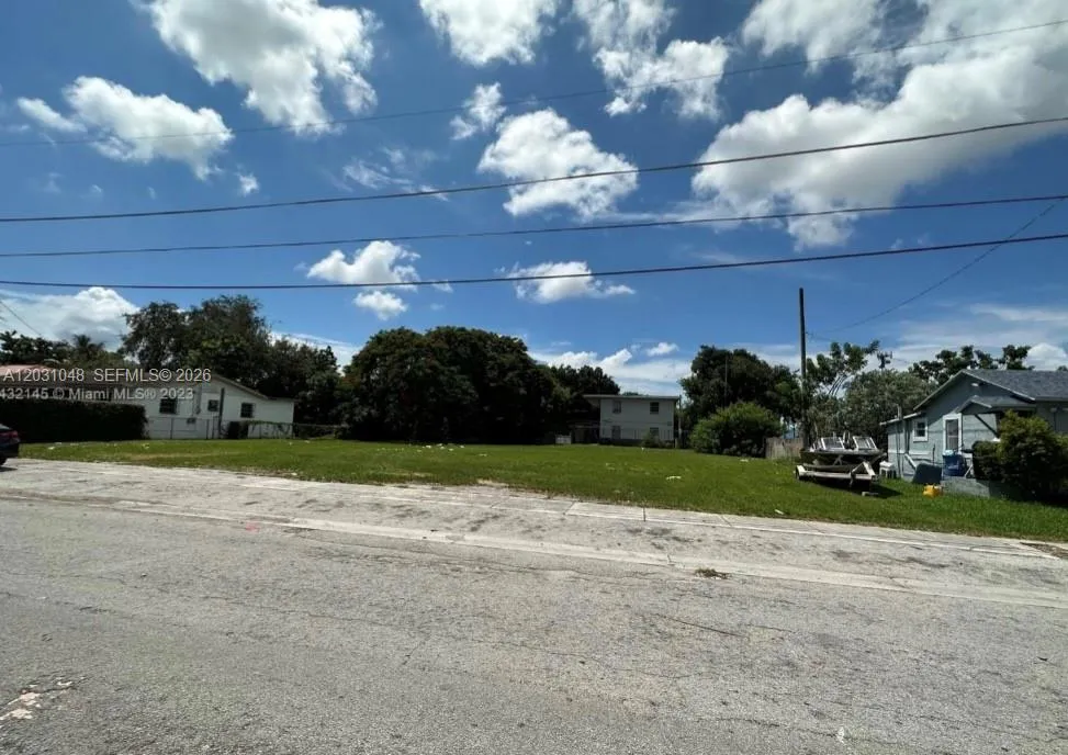 Foto de propiedad en 1624 NW 60th Street, Miami, FL 33142 Miami con MLS# 
