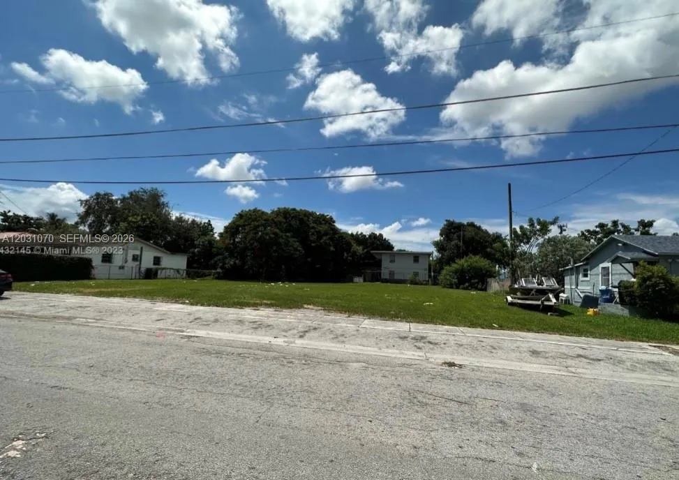 Foto de propiedad en 1624 NW 60th Street, Miami, FL 33142 Miami con MLS# 