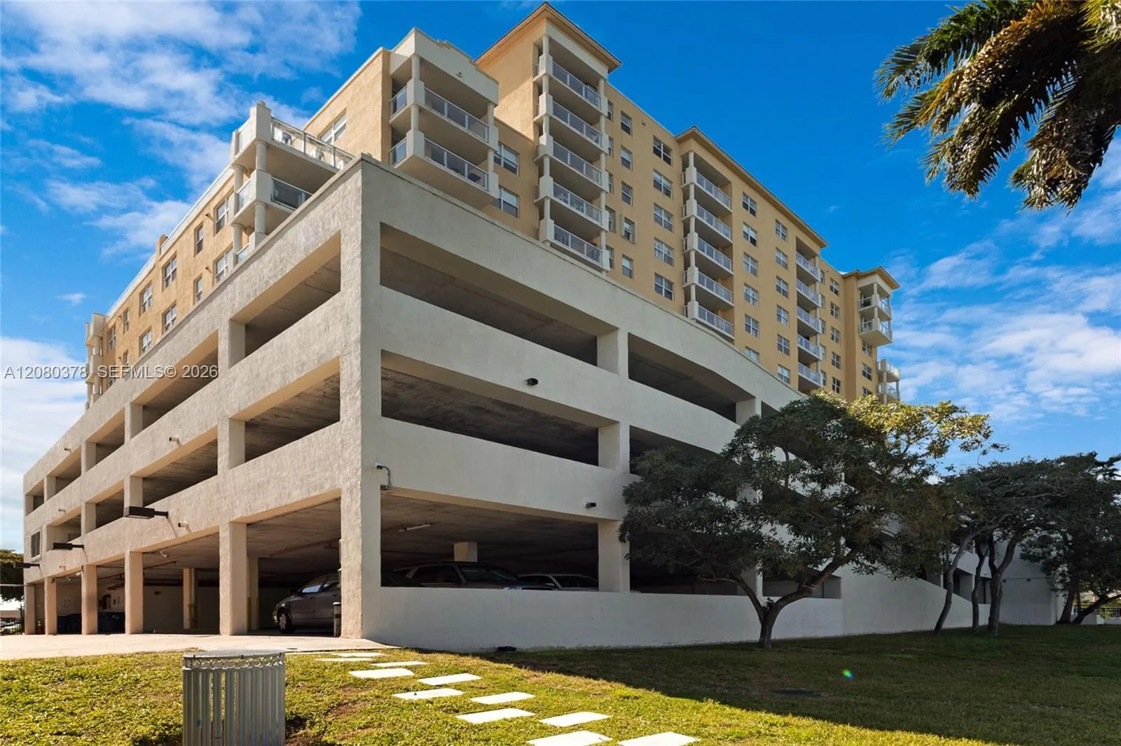 Foto de propiedad en 1625 Kennedy Causeway 1205G, North Bay Village, FL 33141 North Bay Village con MLS# 