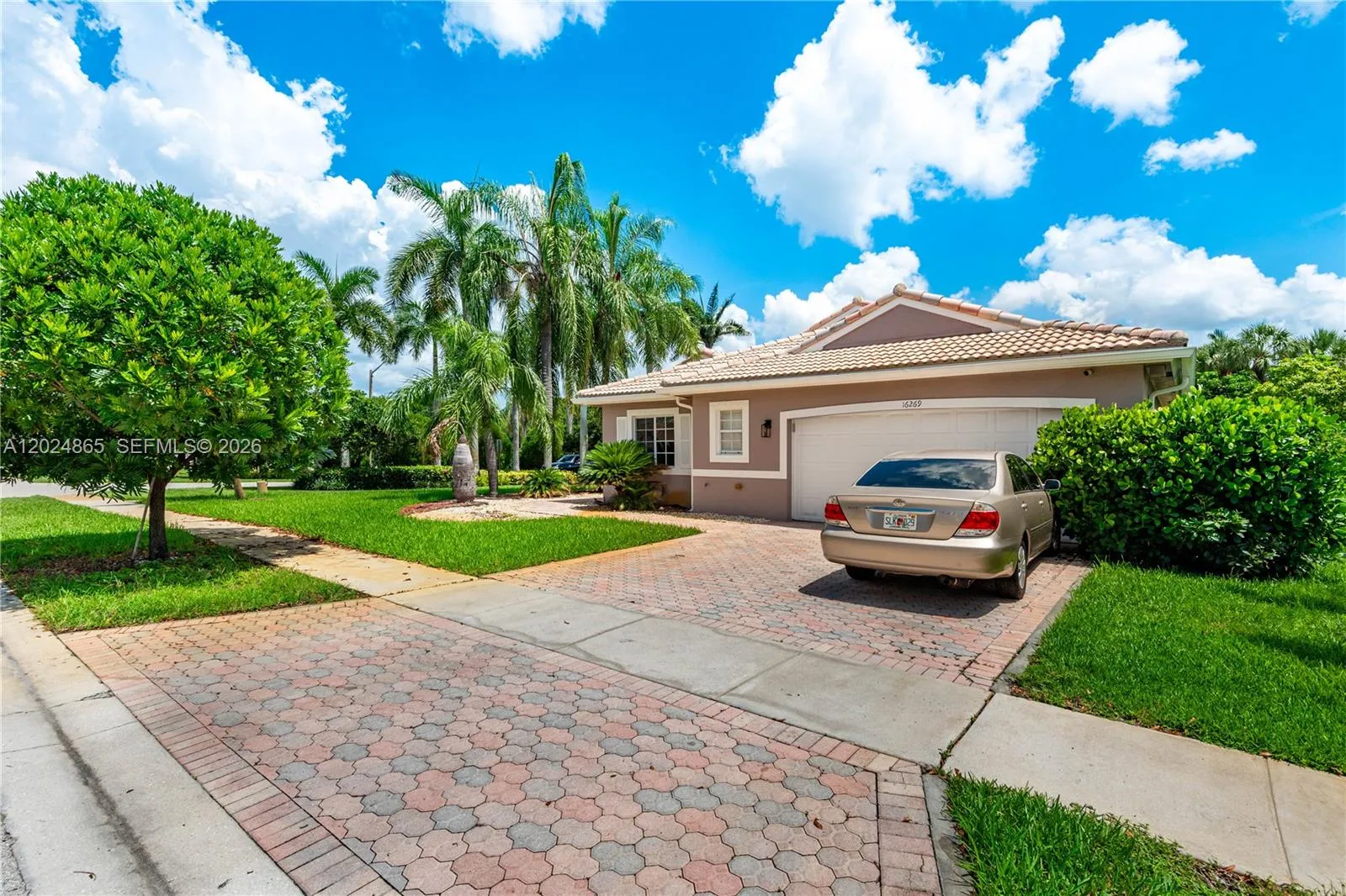 Foto de propiedad en 16269 SW 6th Street, Pembroke Pines, FL 33027 Pembroke Pines con MLS# 