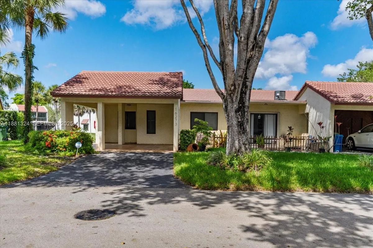 Foto de propiedad en 16273 Laurel Drive 7, Weston, FL 33326 Weston con MLS# 
