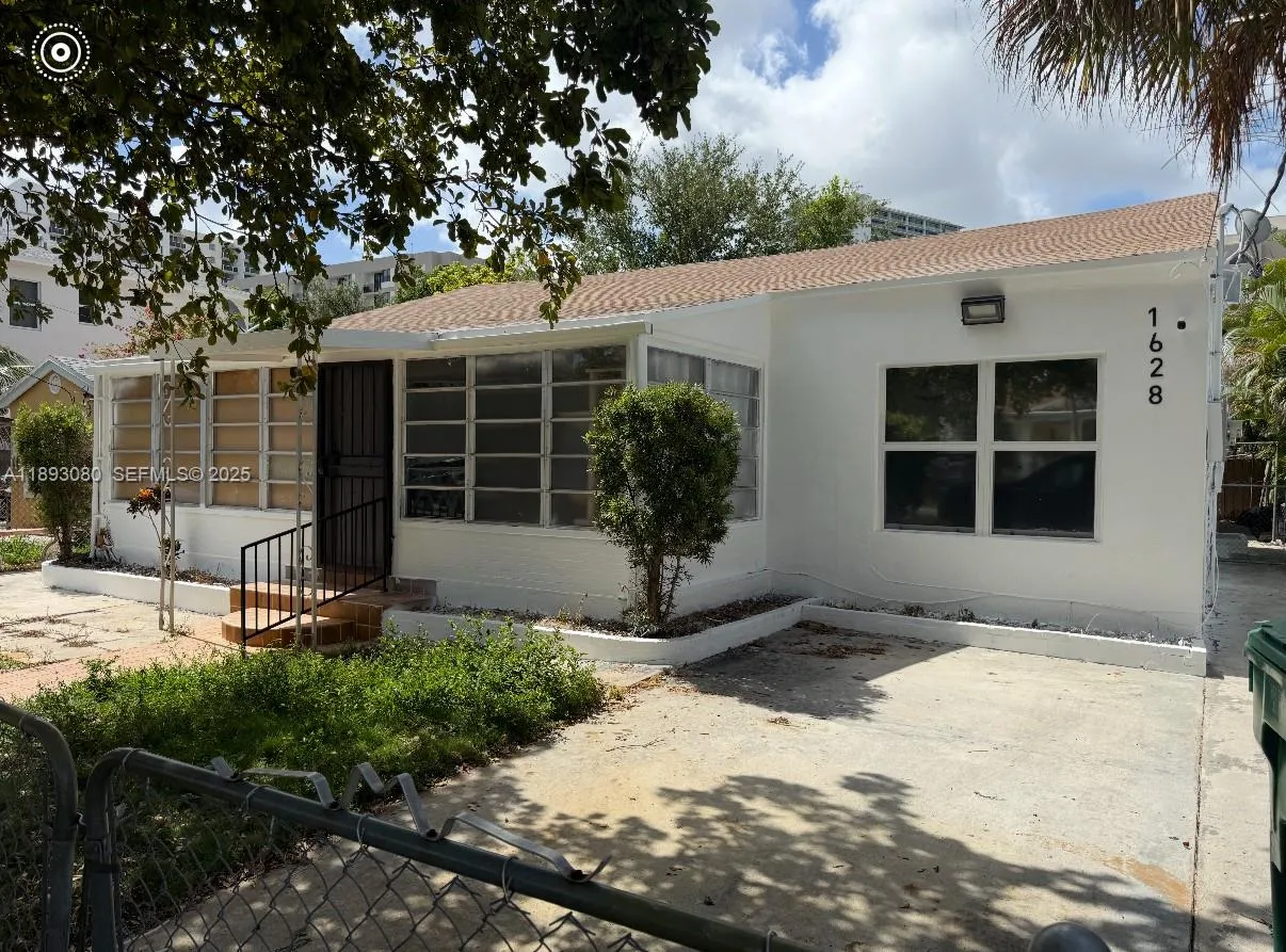 Foto de propiedad en 1628 NW 15th Street, Miami, FL 33125 Miami con MLS# 