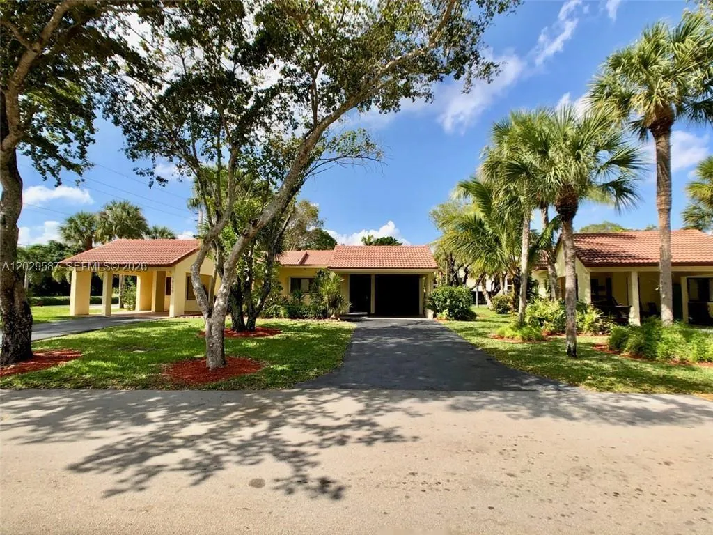 Foto de propiedad en 16295 Laurel Drive 2, Weston, FL 33326 Weston con MLS# 