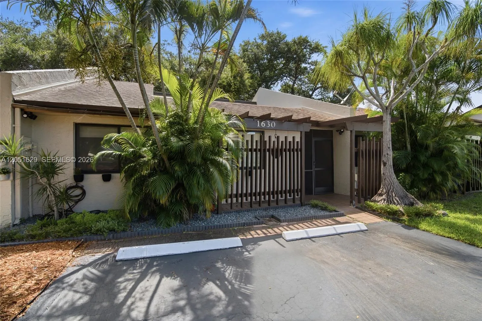 Foto de propiedad en 1630 NW 98th Terrace, Pembroke Pines, FL 33024 Pembroke Pines con MLS# 