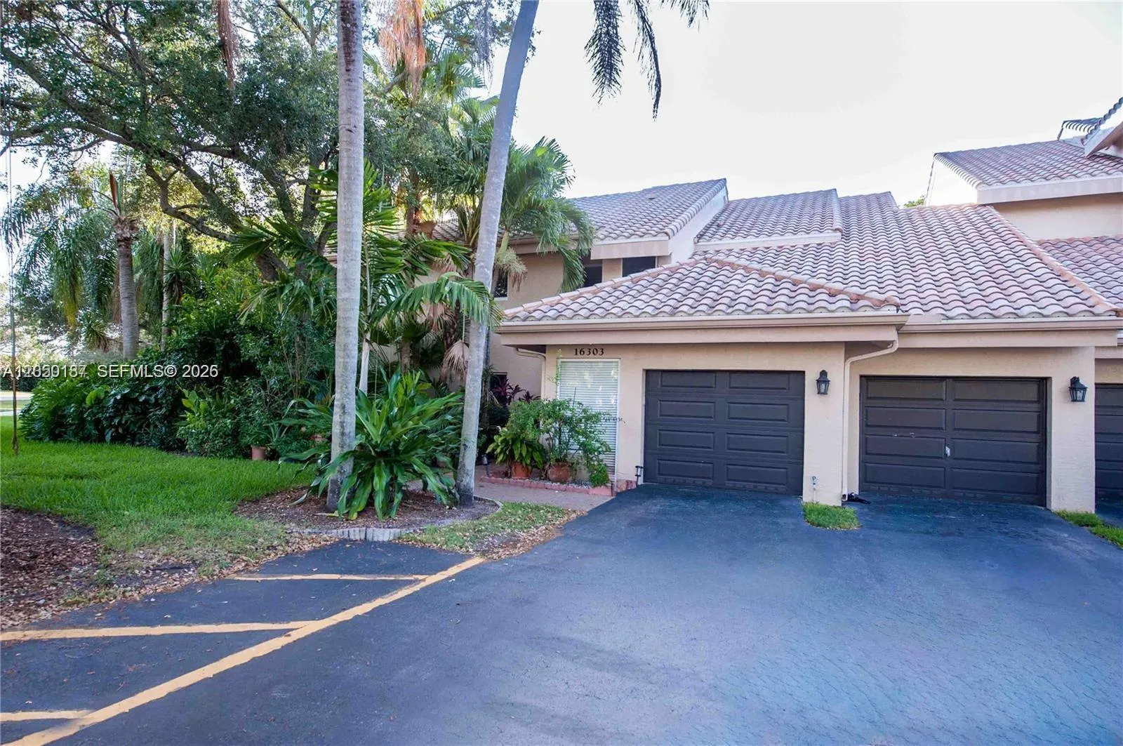 Foto de propiedad en 16301 Malibu Drive 79, Weston, FL 33326 Weston con MLS# 