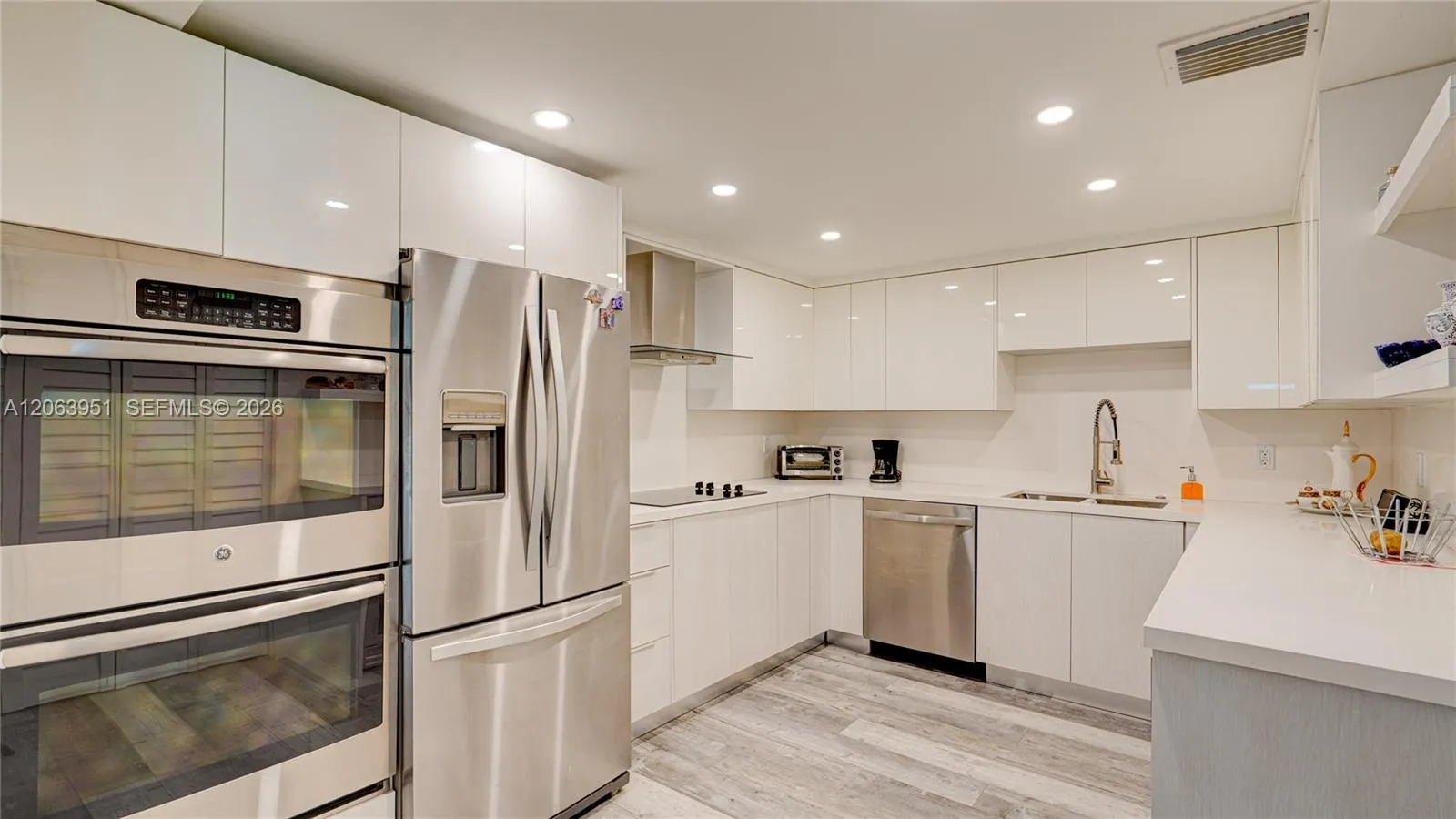 Foto de propiedad en 16325 Golf Club Road 101, Weston, FL 33326 Weston con MLS# 