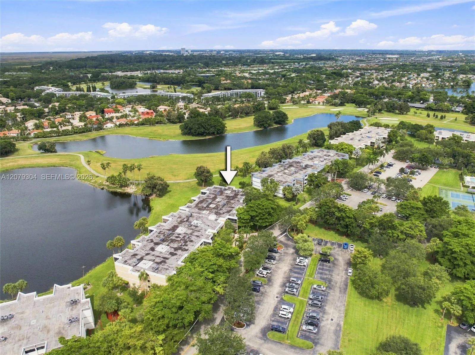 Foto de propiedad en 16325 Golf Club Road 104, Weston, FL 33326 Weston con MLS# 