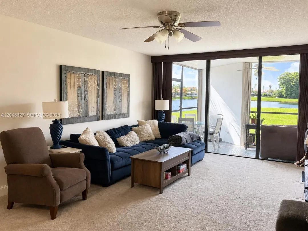 Foto de propiedad en 16325 Golf Club Road 111, Weston, FL 33326 Weston con MLS# 
