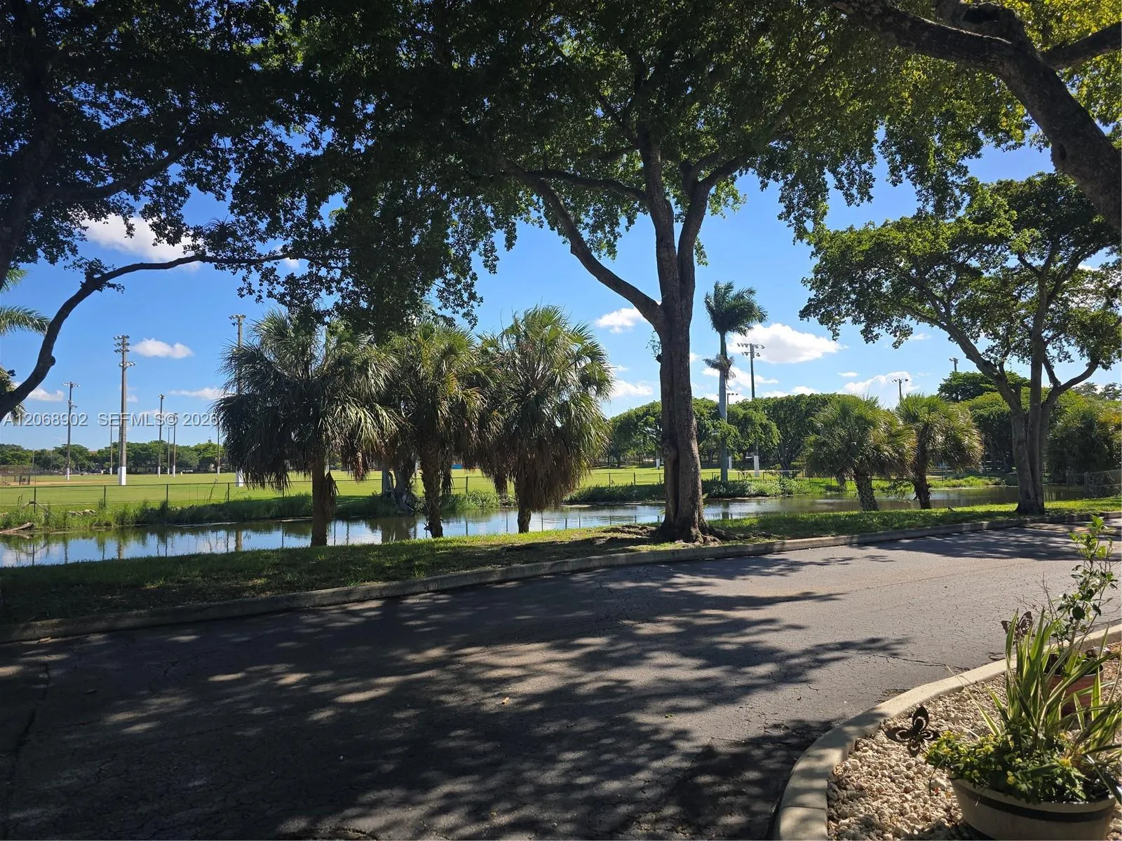 Foto de propiedad en 16330 Oak Walk, Miami Lakes, FL 33014 Miami Lakes con MLS# 