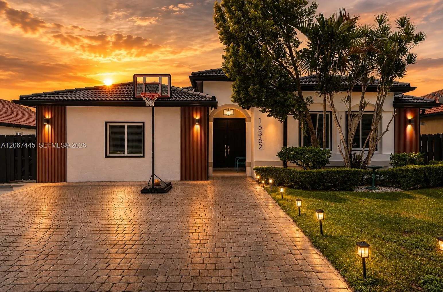 Foto de propiedad en 16362 SW 53rd Terrace, Miami, FL 33185 Miami con MLS# 