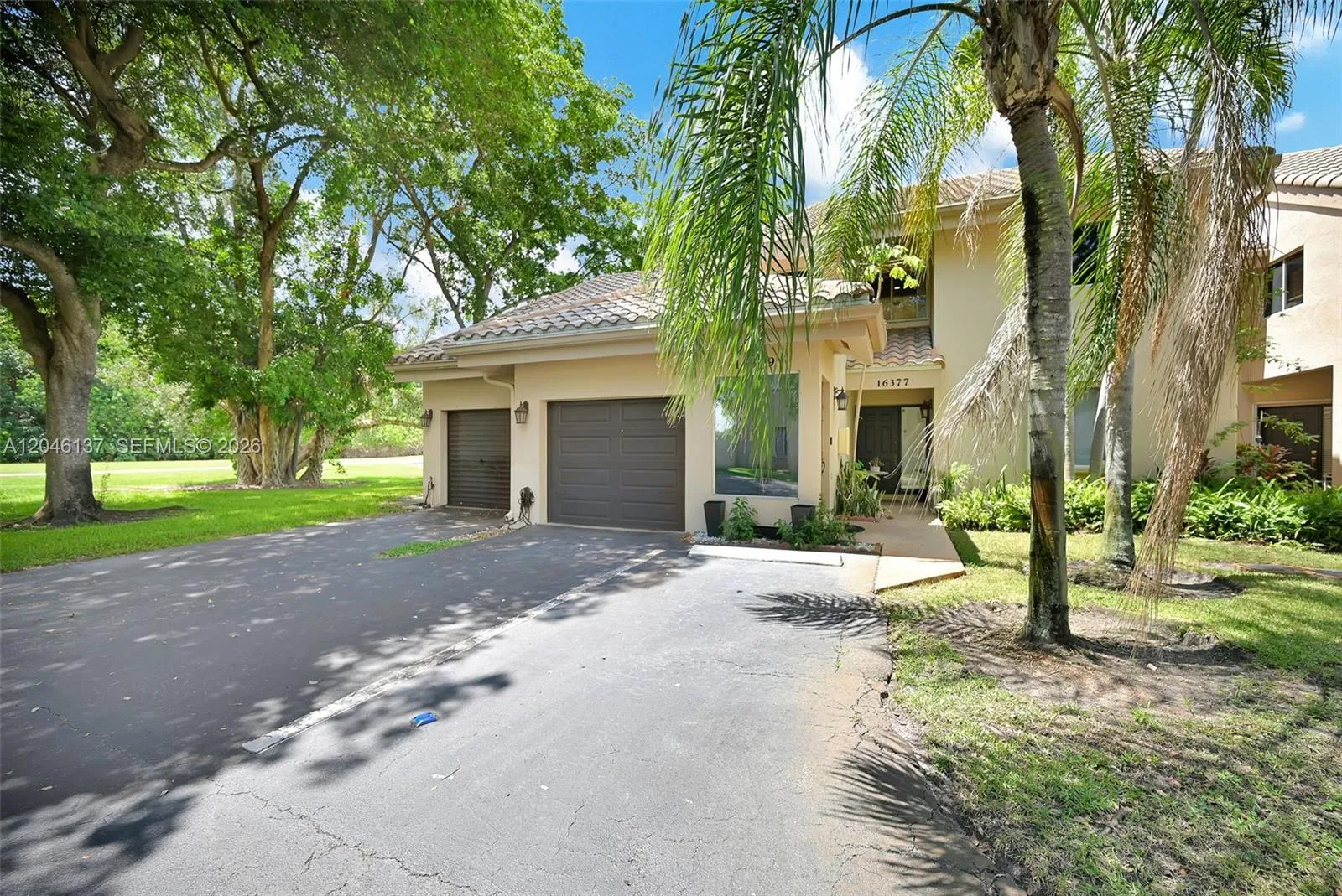 Foto de propiedad en 16379 Malibu Drive 50, Weston, FL 33326 Weston con MLS# 