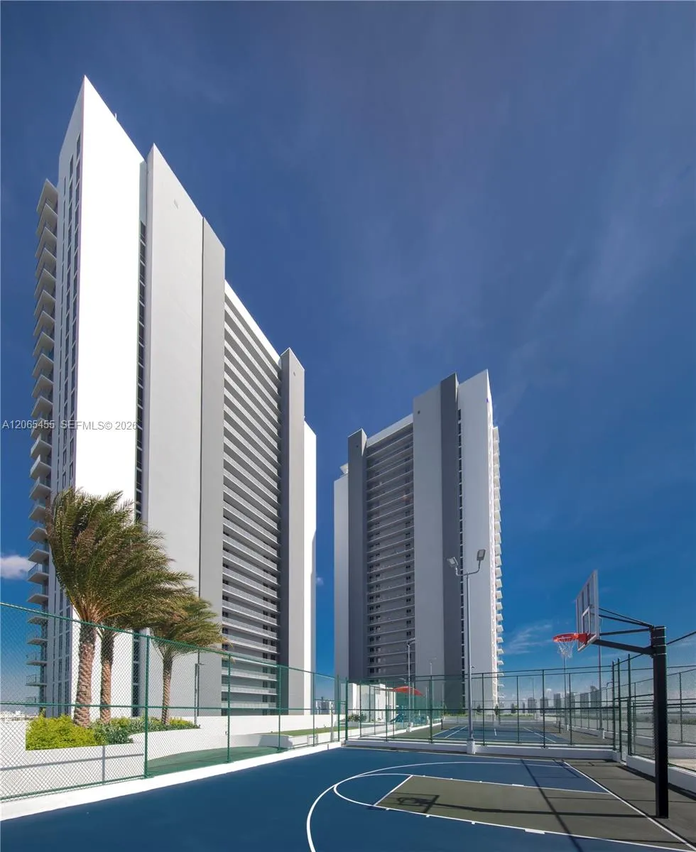 Foto de propiedad en 16385 Biscayne Blvd # 419, North Miami Beach, FL 33160 North Miami Beach con MLS# 