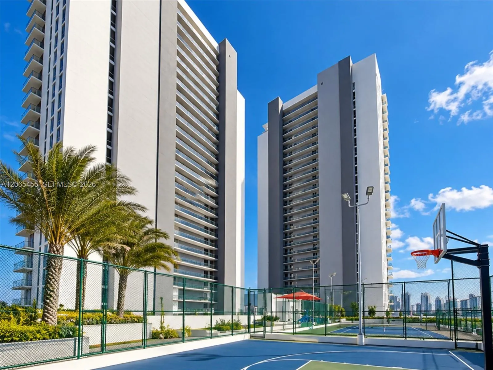 Foto de propiedad en 16385 Biscayne Blvd # 419, North Miami Beach, FL 33160 North Miami Beach con MLS#